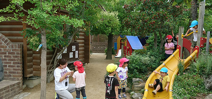 東百舌鳥保育園は、保育園を「昼間の家庭」とし、温かく愛情たっぷり、子どもたちを抱きしめて保育します